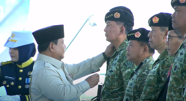 Menhan dan Kepala BIN Terima Pangkat Jenderal Kehormatan